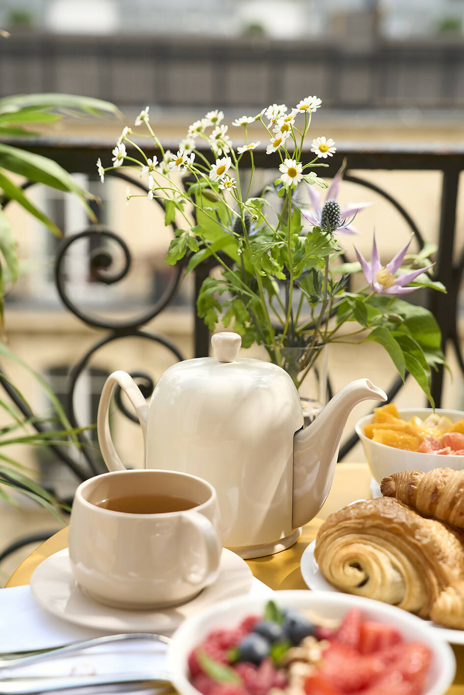 Salam Monochromatic Teapot 4 or 6 Cups by Degrenne Paris
