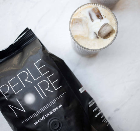 a bag café richard Perle noire with a glass of ice latte