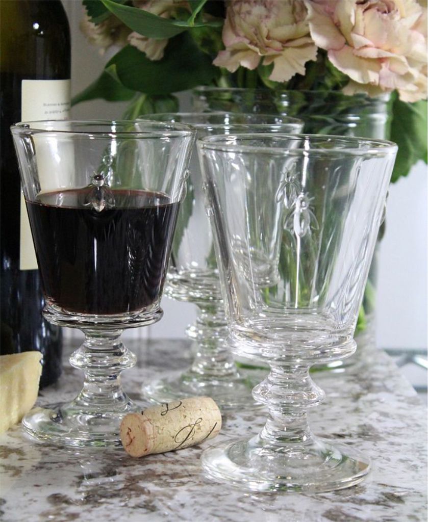 wine in a stemless glass