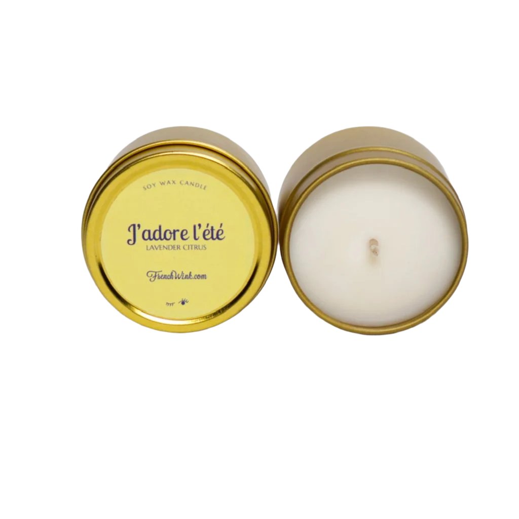 Gold-tinned candle with 'J'adore l'été' text on a white background