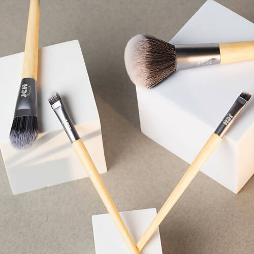 Set of 2 brushes : Eyebrow and Eyeshadow brushes
